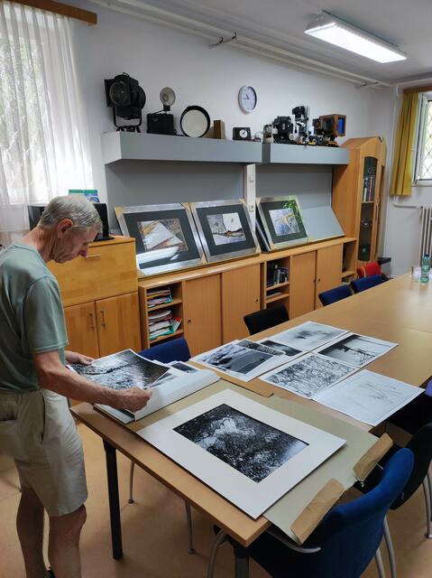 Analog ausgearbeitete schwarz-weiß Bilder, entwickelt in der Dunkelkammer