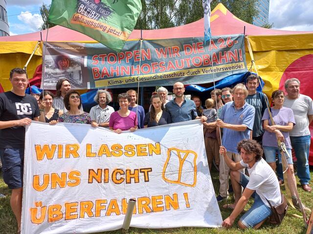 Mehrer Aktivistinnen und Aktivisten campierten aus Protest gegen den geplanten Bau der A 26-Bahnhofsautobahn vergangenes Wochenende auf der Verkehrsinsel beim Wissensturm. | Foto: Initiative Verkehrswende jetzt!