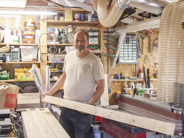 Tischlermeister Wolfgang Gessinger legt selbst Hand an.  | Foto: Regina Courtier
