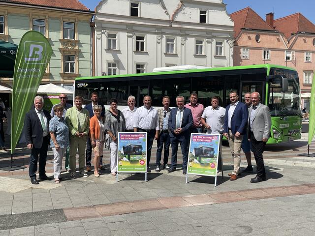 Die Bürgermeister:innen der Gemeinden im Bezirk Leoben mit Verkehrsreferent Anton Lang bei der Pressekonferenz zum RegioBus-Angebot ab 10. Juli. | Foto: Vanessa Gruber