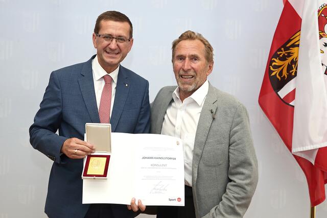 Wirtschafts- und Sport-Landesrat Markus Achleitner hat Johann Kaindlstorfer den Titel „Konsulent des Landes OÖ für das Sportwesen“ verliehen. | Foto:  Land OÖ/Daniel Kauder