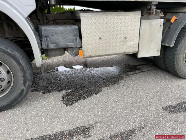 Eine geschmolzene Hydraulikleitung war der Grund für die Ölspur. | Foto: FF Neuhofen