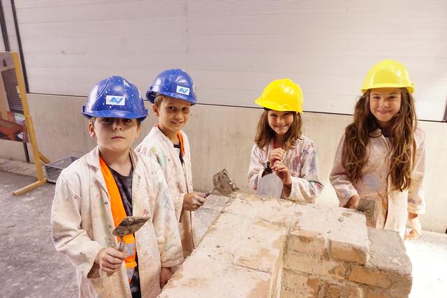 Auf der Erlebniswelt Baustelle zeigen v.l. Alexander, Florian, Louisa und Sara von der VS Angergasse ihr können beim Mauern.  | Foto: Michael Steger