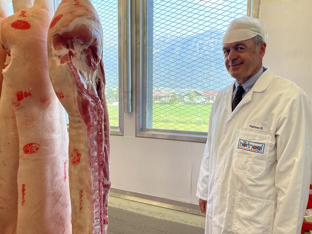 Geschäftsführer Hans Plattner macht mit den BezirksBlättern eine Führung durch den Betrieb. | Foto: Kendlbacher