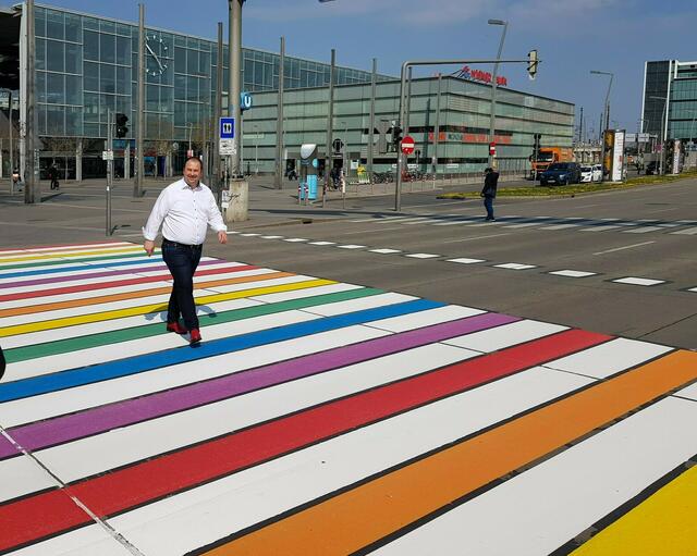 Auf dem Regenbogen-Zebrastreifen in der Leopoldstadt Bezirksvorsteher Alexander Nikolai (SPÖ). | Foto: BV2