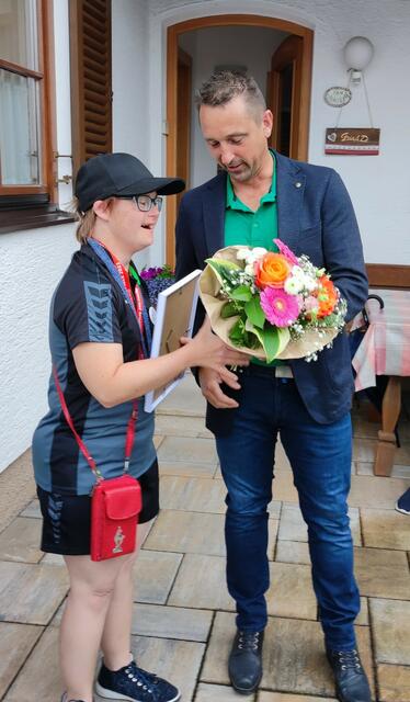 Sportreferent Alex Lechthaler gratuliert der erfolgreichen Katharina.