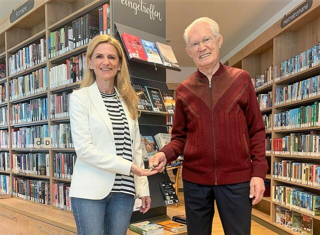 Schlüsselübergabe an die neue Leiterin Sandra Achleitner. | Foto: Bücherei Waidring