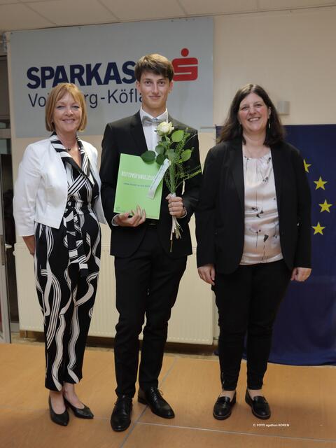 Direktorin Gudrun Finder (l.) war von der Leistungen der Absolventen begeistert. | Foto: FOTO KOREN