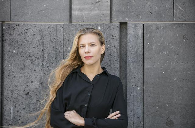 LIsz Hirn die Festrednerin bei dem Eröffnungsfest der Komödienspiele. | Foto: Molden Verlag/Harald Eisenberger