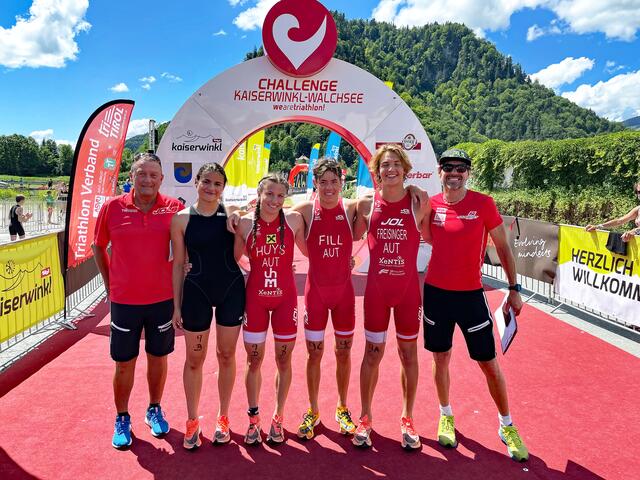 Bundesländer Team GOLD und Tiroler Meister v.l.n.r.: Präsident Julius Skamen, Caroline Schiefer (TRI-X-Kufstein) TM Silber,Tabea Huys (MAKE-IT-HAPPEN-Triathlon) TM Gold, Leo Fill (SKITRIZIRL) TM Gold, Simon Freisinger (TRI-X-KUFSTEIN) TM Silber und Sportkoordinator TRVT David Jenewein | Foto: ÖTRV / Skamen