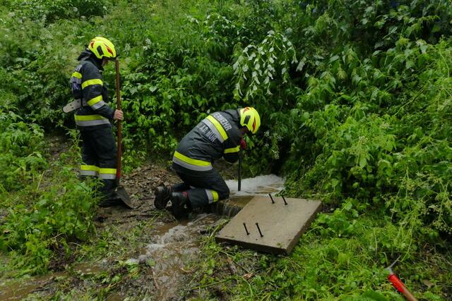 Schächte müssen freigelegt werden. | Foto: FF/Horn