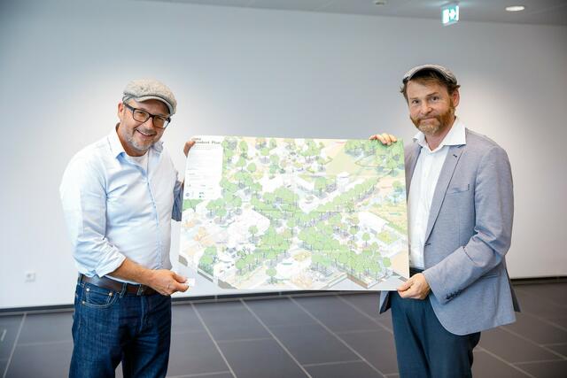 Grüner und kühler wird der Anitta-Müller-Cohen-Platz. nahe des Pratersterns. Hinter den Plänen steckt das Leopoldstädter Ingenieurbüro  "3:0 Landschaftsarchitektur" – hier Daniel Zimmermann und Robert Luger (v.l.). | Foto: WKWien