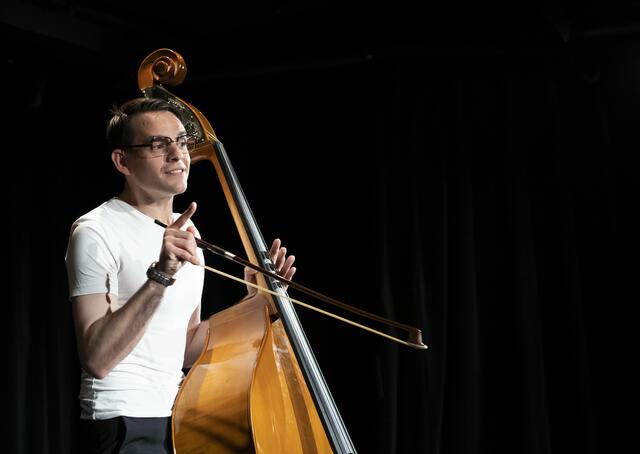 Peter Mair in der Rolle von Patrick Süskinds "Der Kontrabass" zu sehen am 19. Oktober in Kirchberg | Foto: Sylvia Größwang