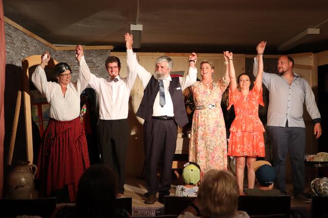 Stehen in Höchstform auf der Bühne: Sabine Wörz, Dominic Ladner, Ferdinand Ladner, Ricky Falkner, Christina Achenrainer und Gabriel Starjakob (v.li.). | Foto: Siegele