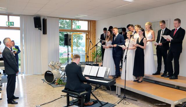 Mit viel Gesang und Musik wurde der Festakt begangen. | Foto: FOTO KOREN