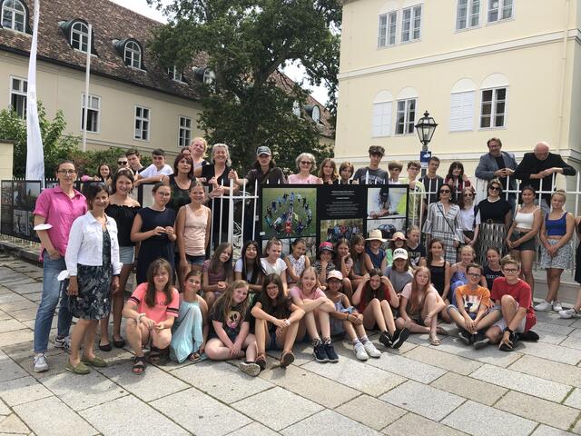 Die teilnehmenden Jugendlichen von den Badener Schulen vor dem Gymnasium Frauengasse | Foto: Stockmann