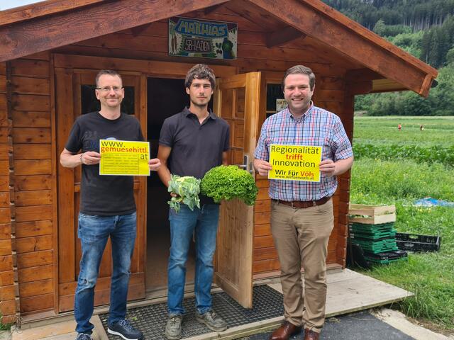 Regionalität trifft Innovation: Vizebgm. Peter Ties, Landwirt Matthias Schaffenrath und IT-Profi Thomas Kritzer (v.r.n.l.) | Foto: WIR für Völs