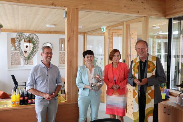 Segnung der neuen Räumlickieten: WG Zams-Leiter Dietmar Wolf, Caritas-Direktorin Elisabeth Rathgeb, LRin Gabriele Fischer und Pfarrer Herbert Traxl (v.l.). | Foto: Othmar Kolp