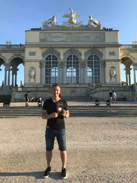 Mark Klenk schreibt in der Nähe von Schönbrunn. | Foto: Klenk