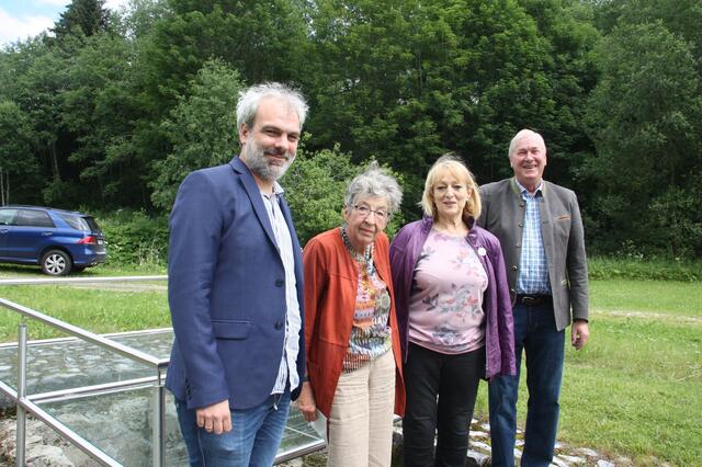 Obmann Stefan Stradner, Grete Gruber, die Vertreterin des Vereines Lila Winkel und Bürgermeister a. D. Hermann Beren bei der Gedenkstätte. | Foto: Oblak