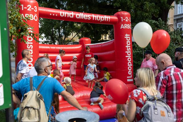 In der Hüpfburg des ARBÖ wird den ganzen Tag über gesprungen.  | Foto: der unmuthige Fotograf
