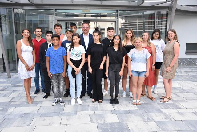 Bürgermeister Christian Haberhauer, Stefanie Schlager (Referat für Personenstandswesen), Direktorin Marijana Muskovic, BEd, die Leiterin der Lerninsel, Julia Freyer, mit den TeilnehmerInnen der Lerninsel | Foto: Stadtgemeinde Amstetten