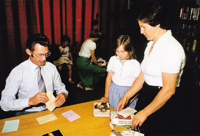 Hermann Schreder in der Bücherei im Gemeindehaus in den 1980er Jahren. | Foto: Bücherei Waidring