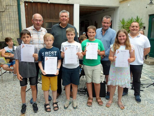 Julian Fichtinger, Elias Lachinger, Jonas Osullivan, Fabian Löw und Anna Pfaffenlehner. Im Zuge der Musikschulkonzerte im Juni 2022 wurden die Urkunden von Musikschulleiter Prof. Sepp Weber, Vizebürgermeister Mag. Jochen Pulker, Klarinettenlehrer Hannes Raidl und Schlagzeuglehrer Dominik Völker | Foto: privat