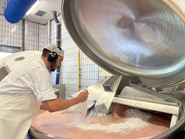 Mitarbeiter Michael Kössler bei der Herstellung der beliebten Hörtnagl Extrawurst. | Foto: Kendlbacher