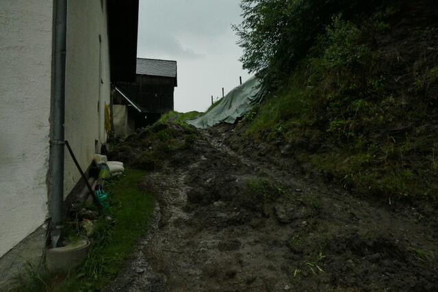 Eine Mure hat ein Bauernhaus getroffen. | Foto: FF/Horn