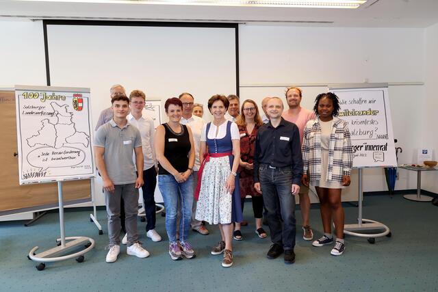 Landtagspräsidentin Brigitta Pallauf mit den Bürgerräten und Moderatoren der Veranstaltung. | Foto: Land Salzburg/Neumayr/Hölzl