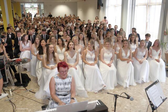 Die Maturantinnen in ihren weißen Ballkleidern ergaben schon ein eindrucksvolles Bild. | Foto: FOTO KOREN