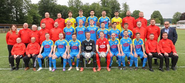 Geschafft! In eindrucksvoller Manier – mit nur zwei Niederlagen – holte sich der FC Spitz Attnang den Meistertitel in der 1. Klasse Süd und spielt in der kommenden Saison in der Bezirksliga. | Foto: Helmut Klein