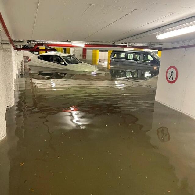 Zwei Autos wurden gestern bei der Überflutung der Tiefgarage am Linzer Hauptplatz stark beschädigt. | Foto: Berufsfeuerwehr Linz