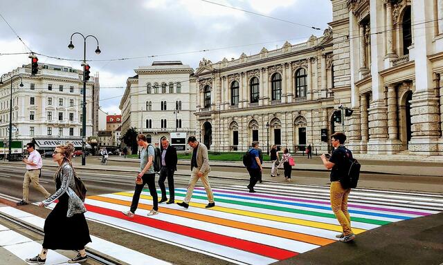 In Wien gehören Regenbogen-Zebrastreifen bereits zum Alltag. | Foto: Stadt Wien