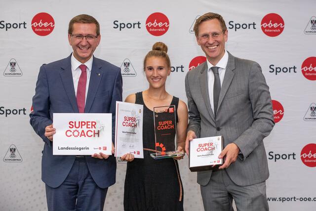 Sport-Landesrat Markus Achleitner, Landessiegerin Vera Rumetshofer und BezirksRundSchau-Chefredakteur Thomas Winkler. | Foto: BRS/Pils
