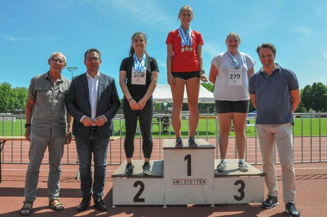 Organisator Fritz Etlinger, Bürgermeister Christian Haberhauer, Ina Gülse (HAK Amstetten), Sagitta Stankeviciute (HAK Amstetten), Alina Einsiedler (PTS Amstetten), Vizebürgermeister Gerhard Riegler
 | Foto: Ettlinger