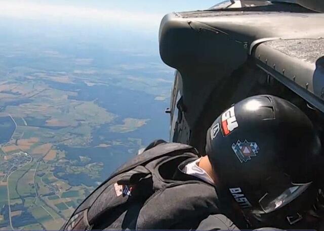 Ausstieg aus einem S-70 "Black Hawk" 1.000 Meter über Grund. | Foto: HSV Red Bull