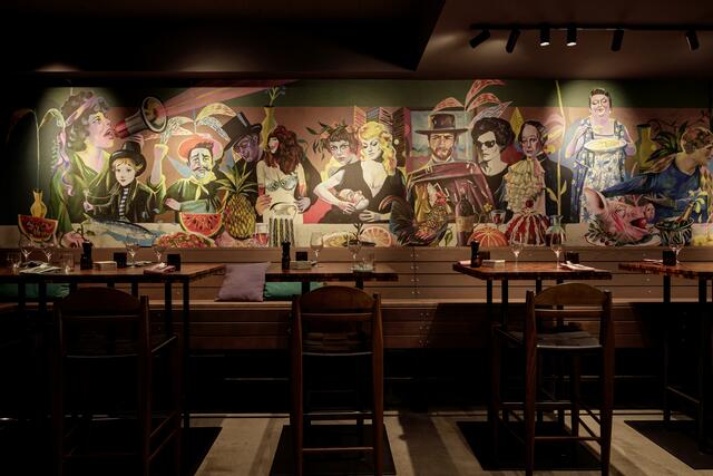 Zuletzt schuf Olaf Hajek speziell für die Neueröffnung des Restaurants "Ribelli" 2019 ein eindrucksvolles Wandgemälde.  | Foto: Herud