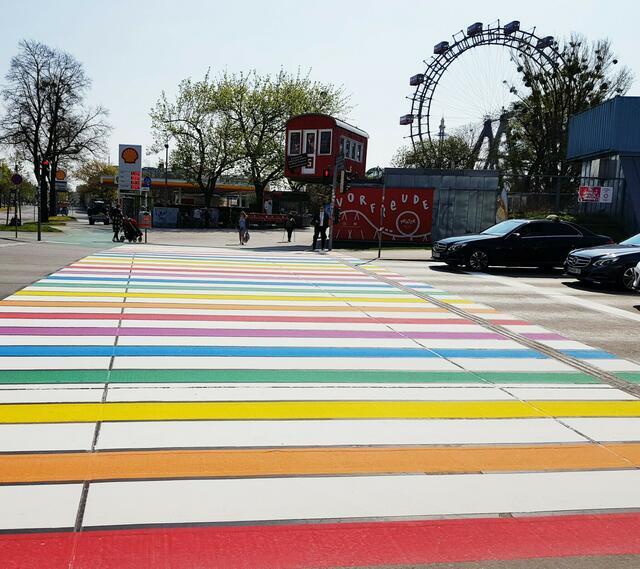 Praterstern: Erster Regenbogen-Zebrastreifen in der Leopoldstadt setzt ein Zeichen für Toleranz und Vielfalt. | Foto: BV2