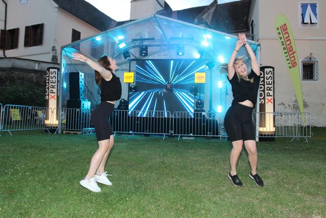 Bei toller Musik wurde vor der Bühne getanzt. | Foto: WOCHE