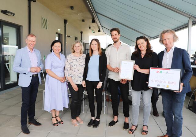 Stellvertretend für den Lehrkörper nahmen Anna Schuster, Alexandra Fink, Stefan Voit und Manuela Berghold (3. bis 5.v.l.) den Preis entgegen.  | Foto: Kat Derler 