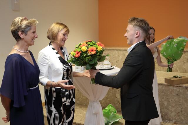 Direktorin Gudrun Finder erhält einen Blumengruß, im Vordergrund Rosemarie Hochstrasser | Foto: FOTO KOREN