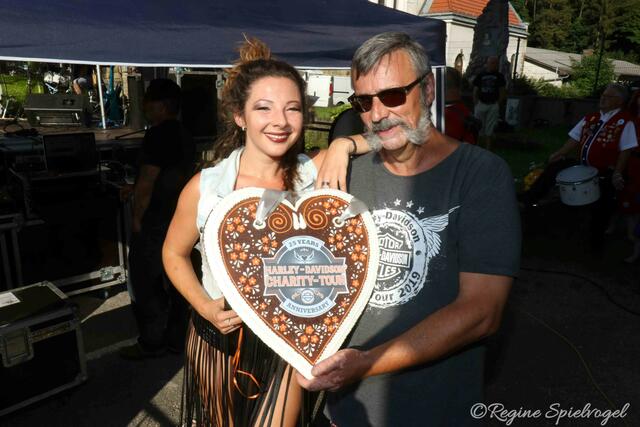 Dieses spezielle Lebkuchenherz wurde um 160.- Euro versteigert. Am Foto noch in den Händen von Sängerin  Bibi Nator von den Devil Ducks und Organisator Richard Breier.