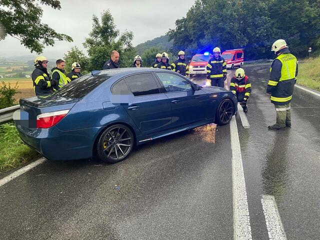 Die FF Luftenberg barg ein Auto, das auf der Pleschinger Landesstraße in der Leitplanke feststeckte. | Foto: FF Luftenberg