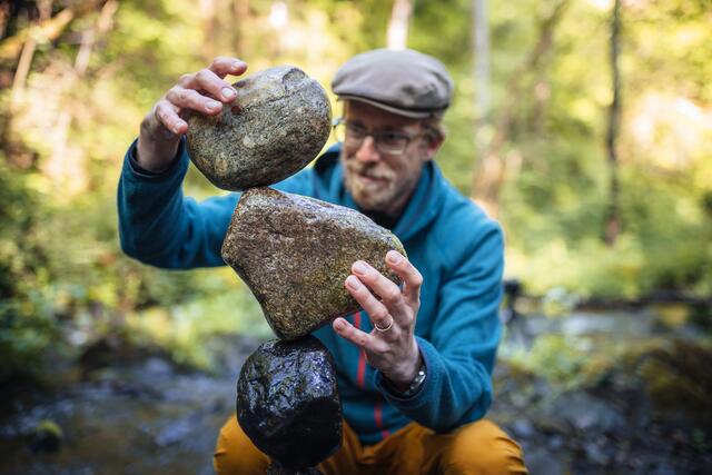 Beim Bauen der bis zu 1,3 Meter hohen Türme ist Philip Wachmann unter Spannung. Der letzte Stein, der Topstone, bringt das Gleichgewicht. | Foto: Daniel Wiedernig
