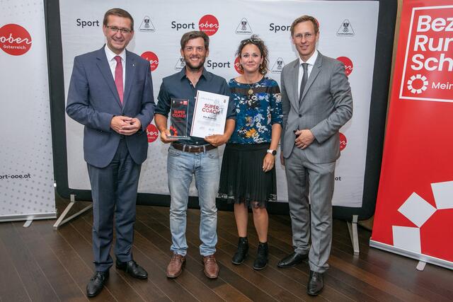 Sport-Landesrat Markus Achleitner, Supercoach Alex Bucewicz mit Gattin Nadja Schiendorfer-Bucewicz und BezirksRundSchau-Chefredakteur Thomas Winkler.
