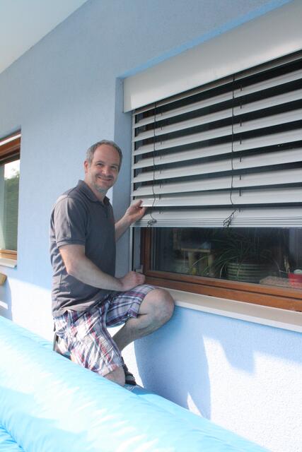 Raumausstatter Robert Moser ist auch rund um das Thema Sonnenschutz fürs Haus Experte. | Foto: RMK/Zirknitzer