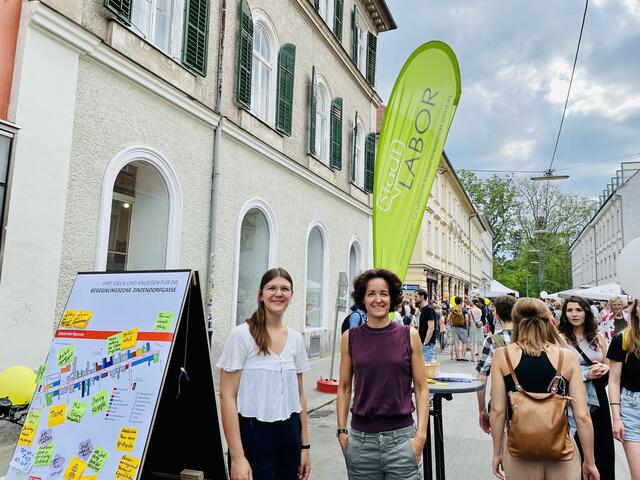 Eva Kell, Barbara Hammerl und das StadtLABOR suchen Ideen für die geplante Begegnungszone in der Zinzendorfgasse.  | Foto: Regionalmedien Steiermark