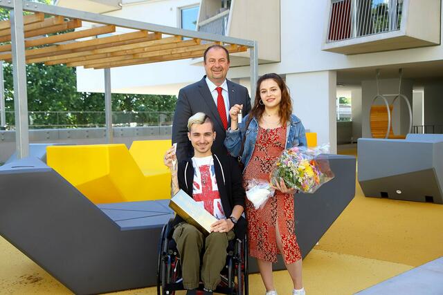 Schlüsselübergabe im Gemeindebau am Handelskai 214a: Bezirksvorsteher Alexander Nikolai (SPÖ, Mitte) begrüßte Lukas Angerer (l.) und Jovanna Glück (r.) in ihrem neuen Zuhause. | Foto: PID/Votava